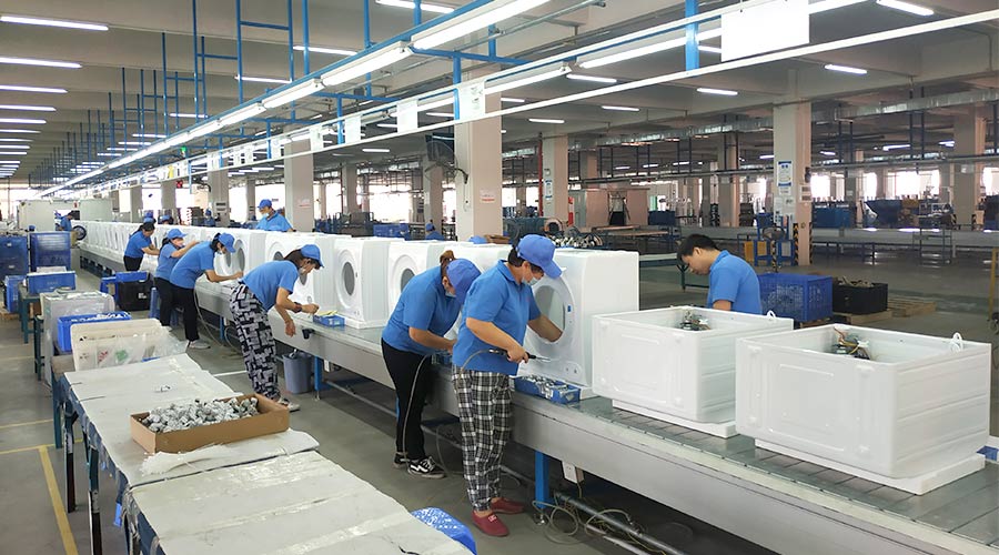 高效率！員工們忙碌地開展巴西客戶的衣物烘干機(jī)生產(chǎn)工作