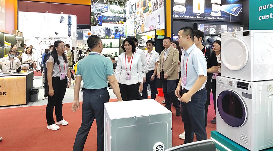 廣交會迎來大咖！江門市市長親臨金環(huán)電器展位參觀交流
