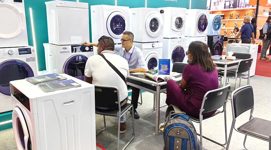 廣交會參展第一天！金環(huán)電器吸引國內(nèi)外客戶參觀交流