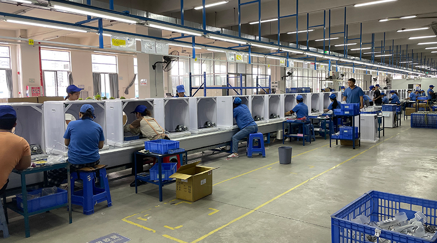 四月訂單高峰，車間繁忙景象