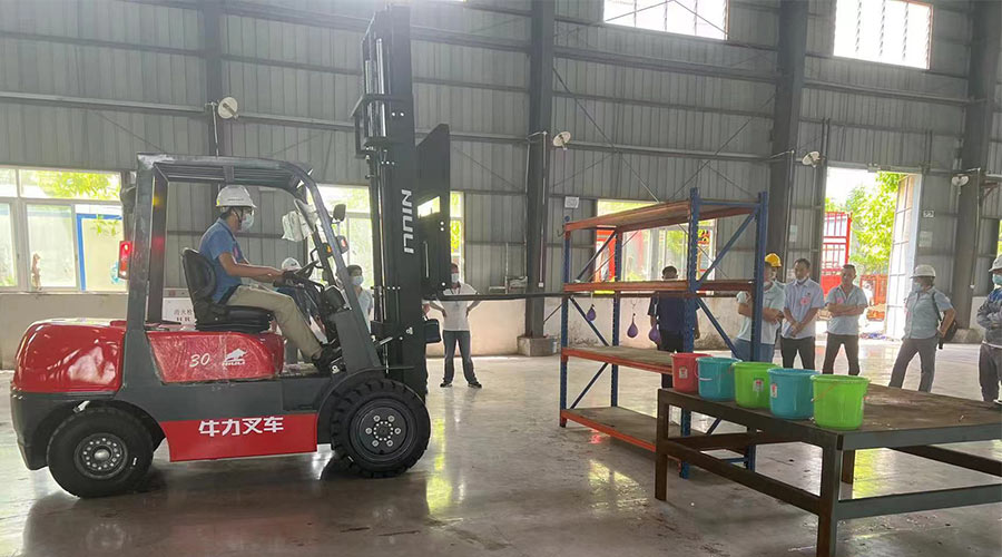 比技能 展風(fēng)采！金環(huán)電器參與鶴城鎮(zhèn)第二屆企業(yè)職工叉車(chē)技能競(jìng)賽